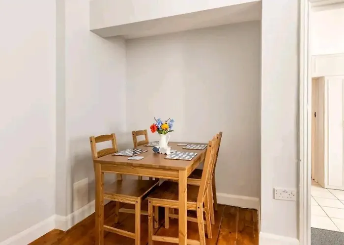 The Hideaway, Family Apartment Close To The Beach.